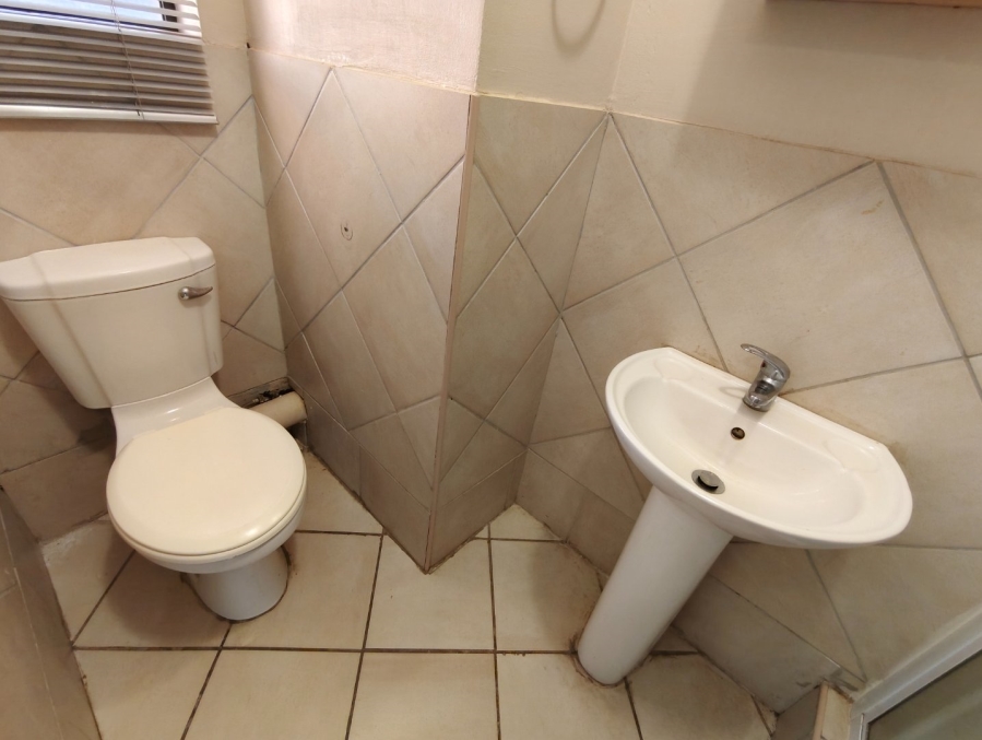 To Let 1 Bedroom Property for Rent in Vredenhof Sh Free State